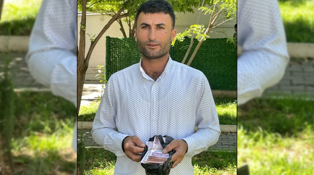 Poşet dolusu para buldu! Sahibine teslim etti