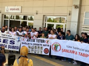 Sağlıkçılar darp edilen mesai arkadaşları için toplandı