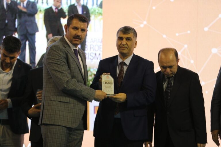 Şanlıurfa Valisi Salih Ayhan’dan İl Sağlık Müdürü Gülüm’e plaket
