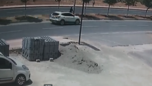 Viranşehir’de Seyir halindeki otomobile silahlı saldırı kamerada