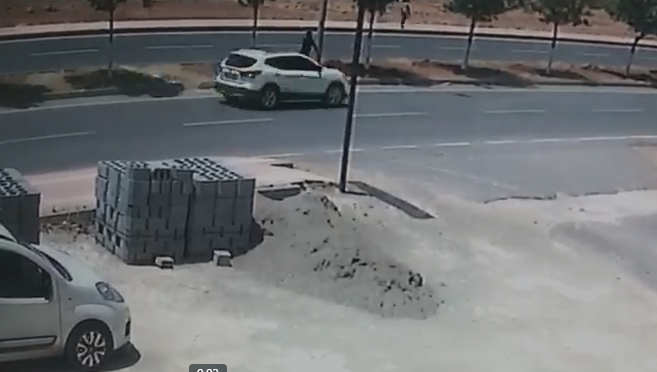 Viranşehir’de Seyir halindeki otomobile silahlı saldırı kamerada