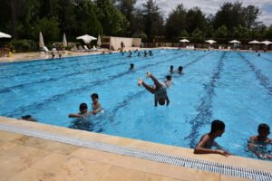 Siverek sıcağında olimpik havuzda serinliyorlar