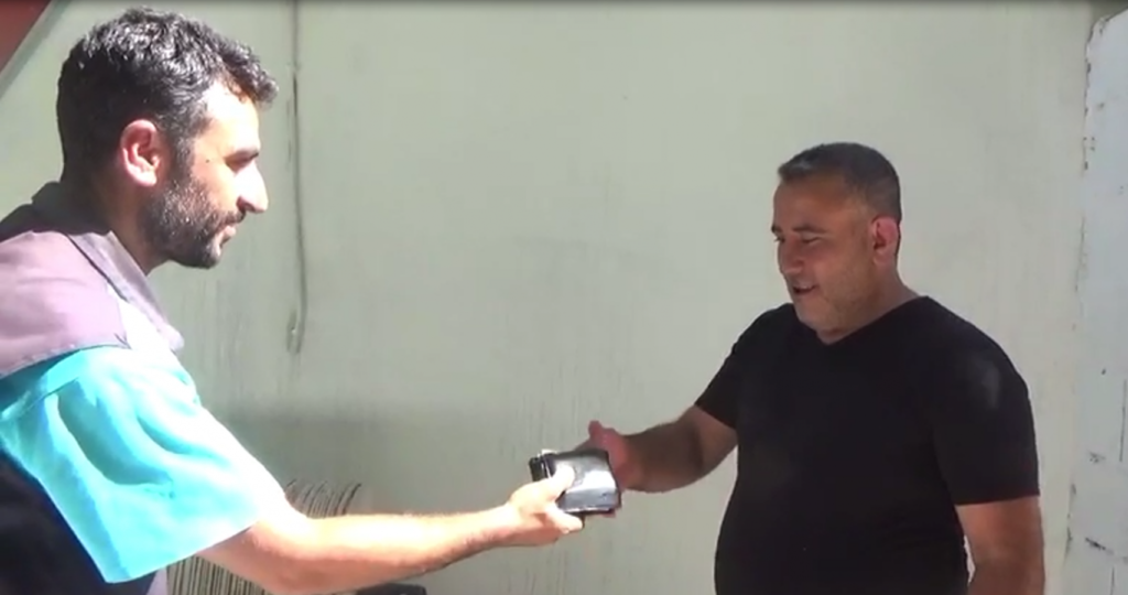 Birecik’te temizlik işçisi bulduğu para dolu cüzdanı sahibine teslim etti!