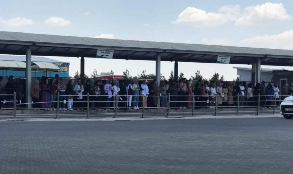 Şanlıurfa’da üniversite öğrencilerinin sıcak havada otobüs çilesi!