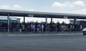 Şanlıurfa’da üniversite öğrencilerinin sıcak havada otobüs çilesi!