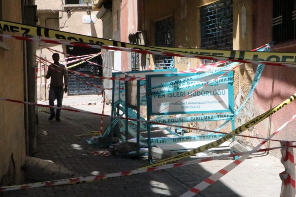 Şanlıurfa’da yol çökmüştü, riskli evler tahliye edildi