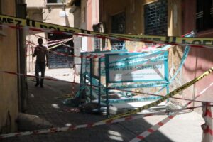 Şanlıurfa’da yol çökmüştü, riskli evler tahliye edildi