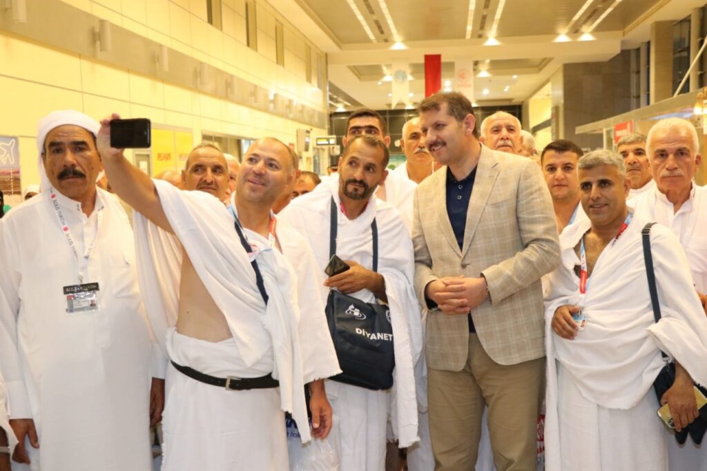 Urfa’dan ilk hac kafilesini Şanlıurfa Valisi Salih Ayhan uğurladı