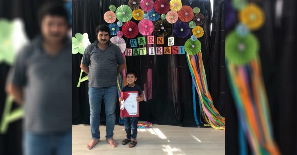 Urfalı işçi “Okul kirlenmesin” diye ayakkabısını çıkardı