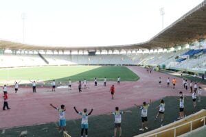 Uzman eğitmenler eşliğinde parkurlara hazırlanıyorlar