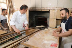 Şanlıurfa Valisi Salih Ayhan, ocağın başına geçip ekmek pişirdi