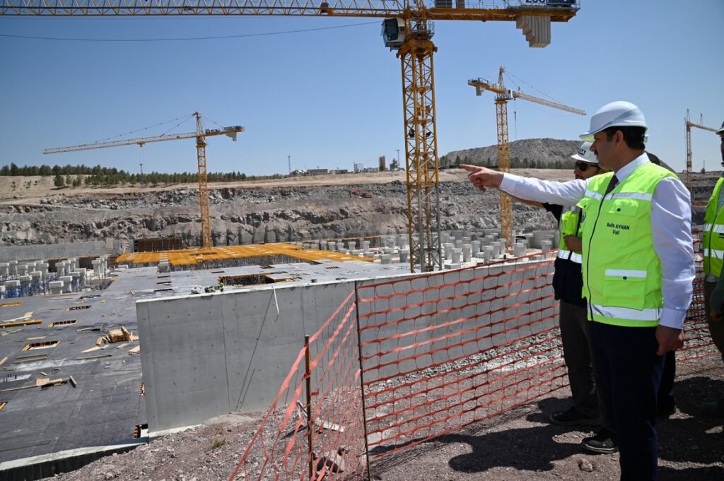 Şanlıurfa Valisi Salih Ayhan, sağlık yatırımlarını inceledi