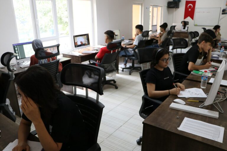 Viranşehir’de sınavlara hazırlanan öğrencilere bilgisayarlı eğitim