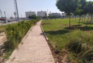 Viranşehir’deki parklar yabani otlardan arındırılıyor