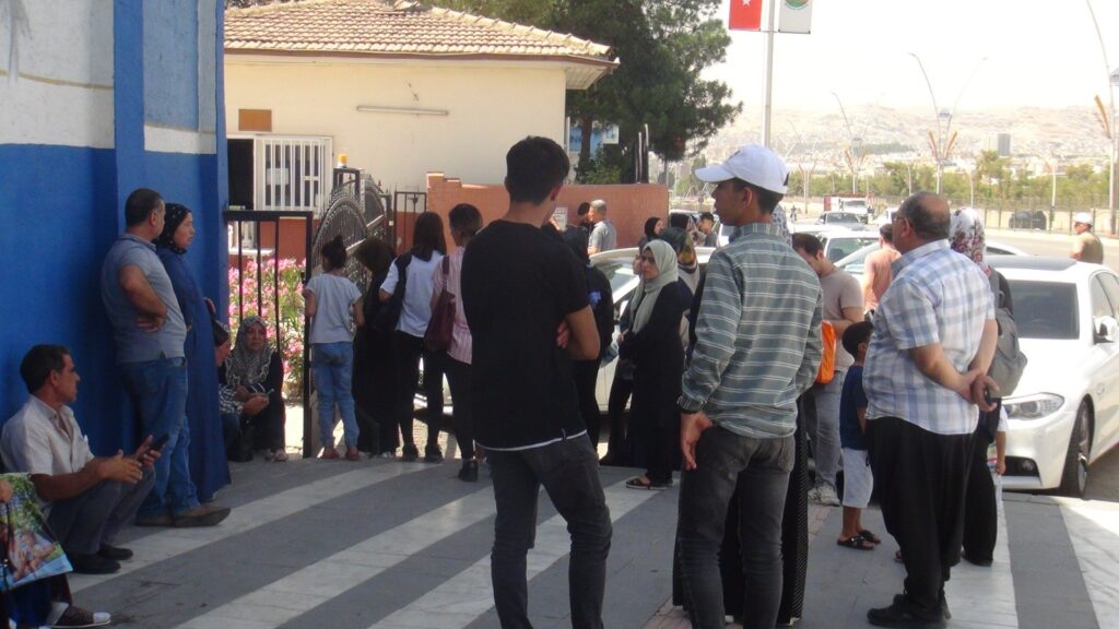 Yükseköğretim Kurumları Sınavı’nın ilk oturumu olan TYT başladı