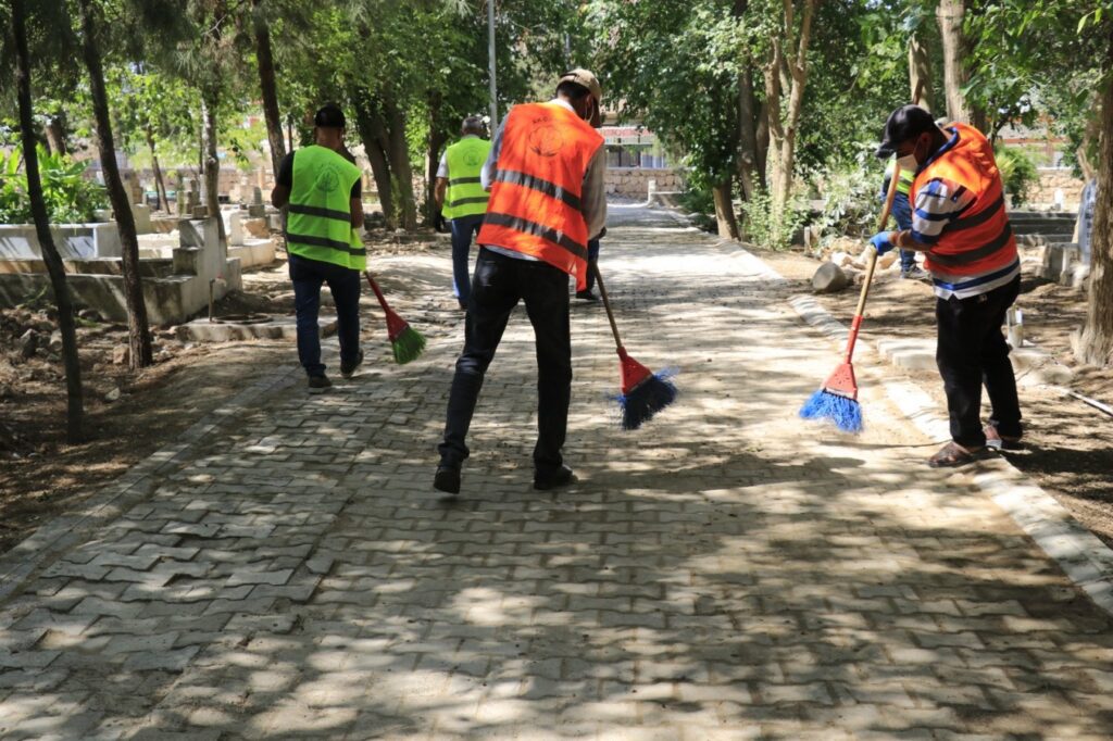 Akçakale’de Kurban Bayramı öncesi mezarlıklar temizlendi