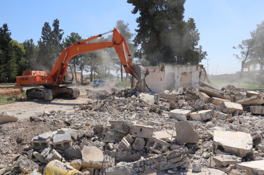 Akçakale’de metruk yapılar yıkılıyor