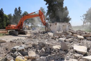 Akçakale’de metruk yapılar yıkılıyor