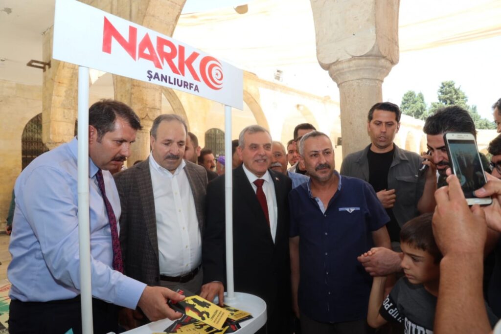 Şanlıurfa’da narkotik ekipleri, uyuşturucu bağımlılığına dikkati çekmek ve halkı bilgilendirmek amacıyla Balıklıgöl’de stant kurdu.