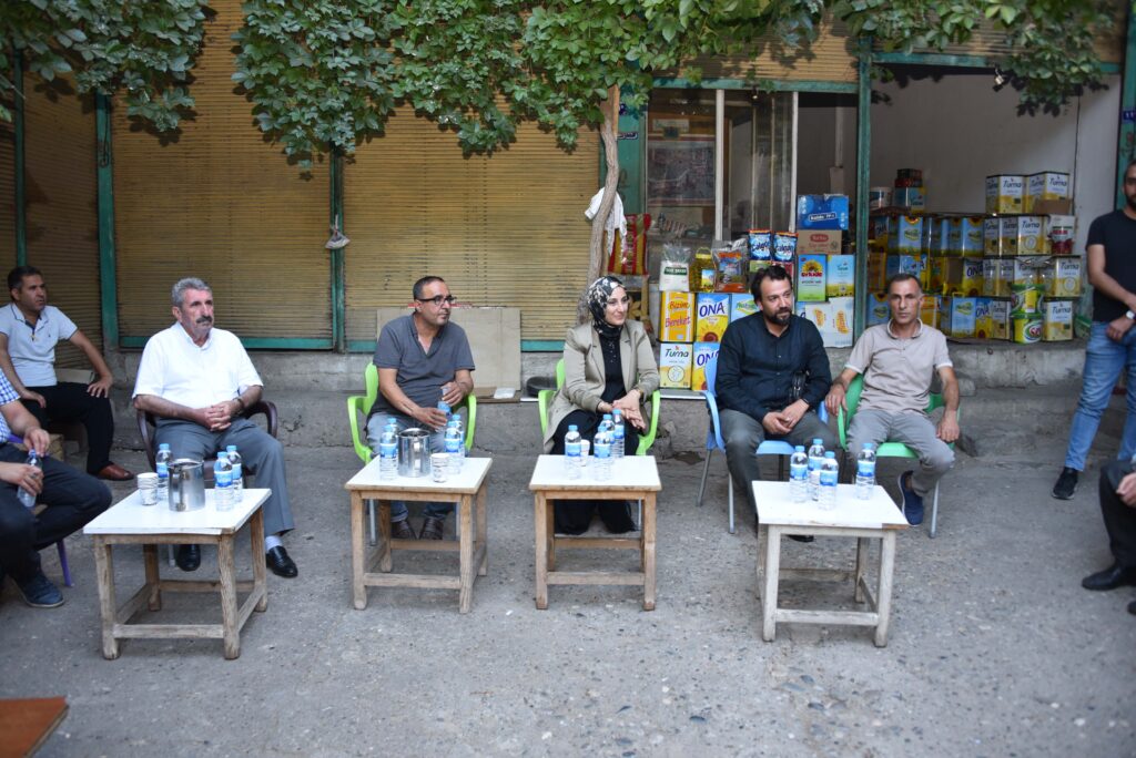 Siverek Belediye Başkanı Ayşe Çakmak, Kaleboğazı’nda esnafla görüştü