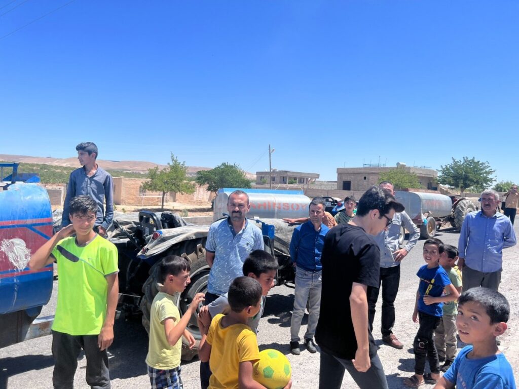 Birecik’te köylüler, yolu trafiğe kapatıp eylem yaptılar!