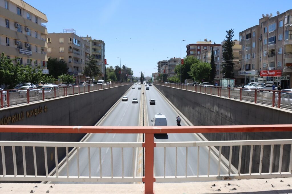 Büyükşehir deforme olan demir korkulukları onardı