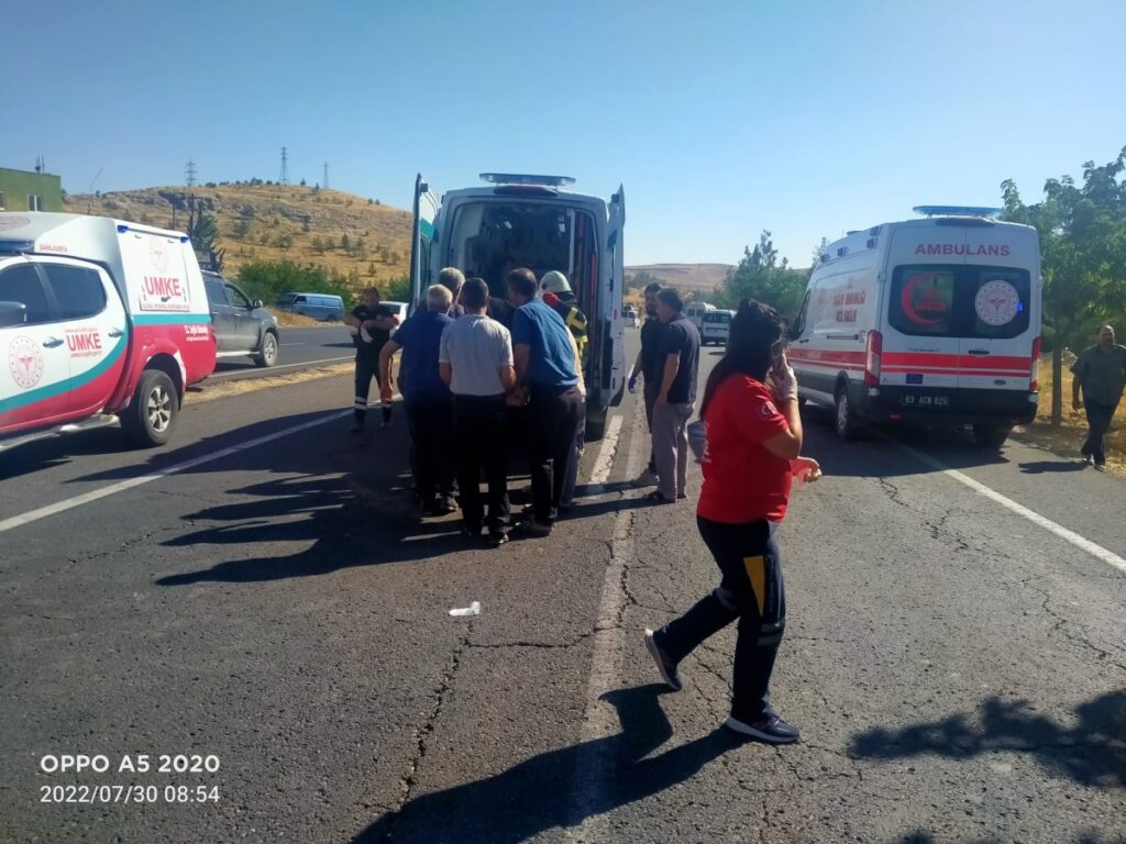 Şanlıurfa’da minibüs şarampole devrildi: Yaralılar var