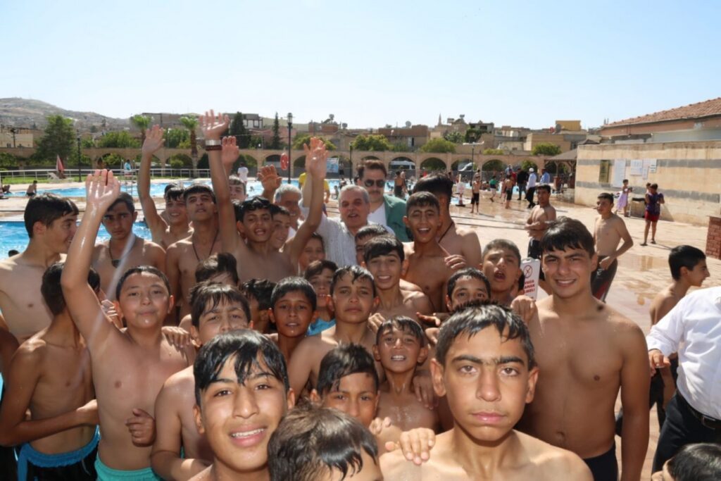 Şanlıurfa’da Gençler Büyükşehir Belediyesinin havuzlarıyla serinliyorlar