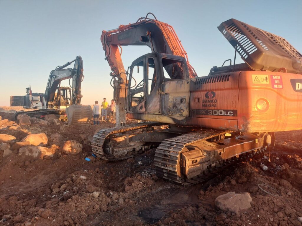 Karaköprü’de GES projesinde çalışan yapan iş makineleri kundaklandı