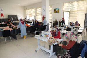 Karaköprü’de kadınlar meslek öğrenirken aile bütçesine katkı sağlıyor