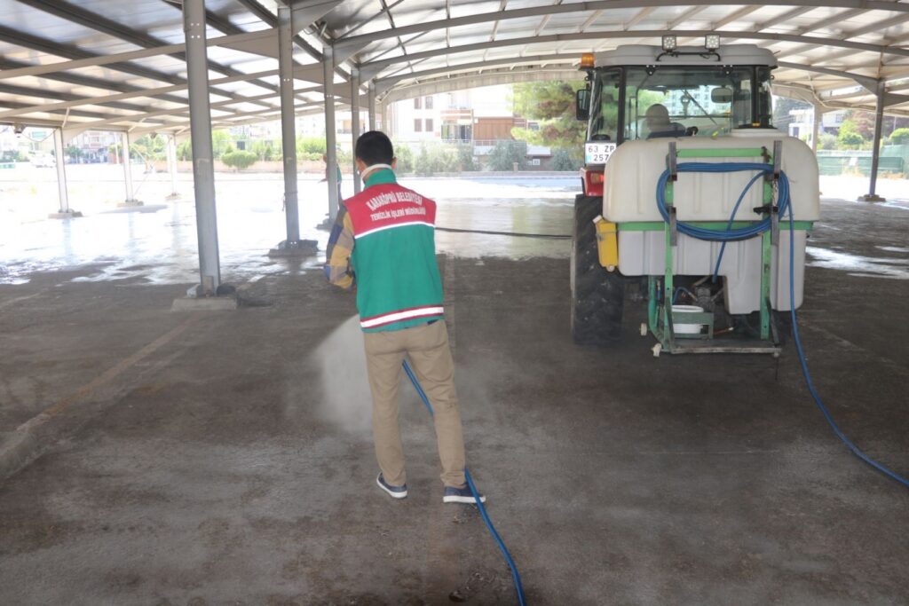 Karaköprü’de kurban kesim yerlerinde temizlik çalışması