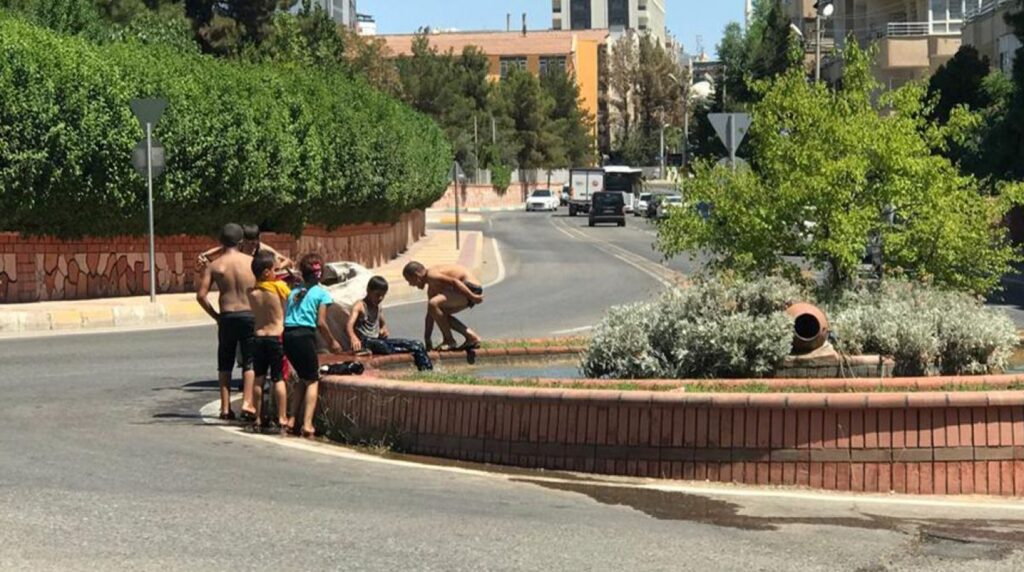 Şanlıurfa’da çocukların süs havuzunda tehlikeli serinliği!