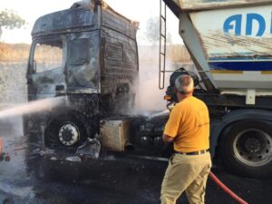 Urfa-Adıyaman yolunda hareketli anlar! Alev alev yandı