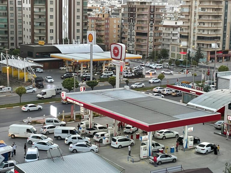 Urfa’da akaryakıt istasyonlarında bayram yoğunluğu