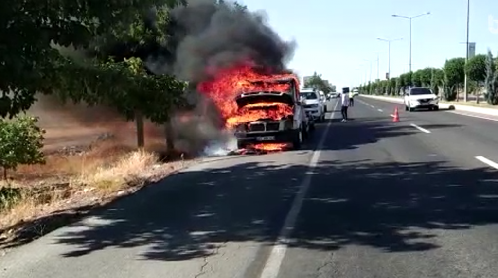 Şanlıurfa’da araç alev alev yandı, o anlar kameraya yansıdı!