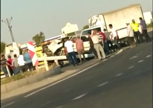 Urfa’da kavşakta iki araç çarpıştı!