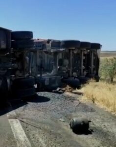 Şanlıurfa’da tır devrildi