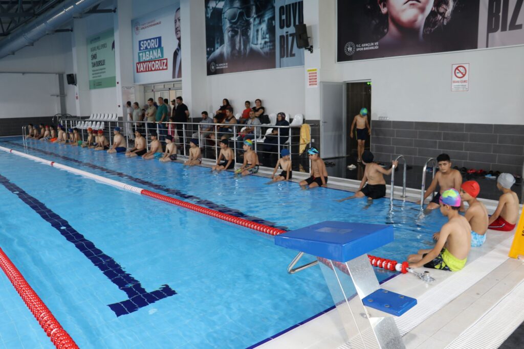 Karaköprü’de çocuklar yüzme öğreniyor 