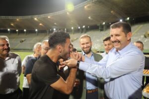 Vali Salih Ayhan’dan futbolculara elleriyle baklava ikramı