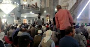 Urfa Dergah Camisi’nde gerginlik! İmam Suriyelilerden bahsedince…