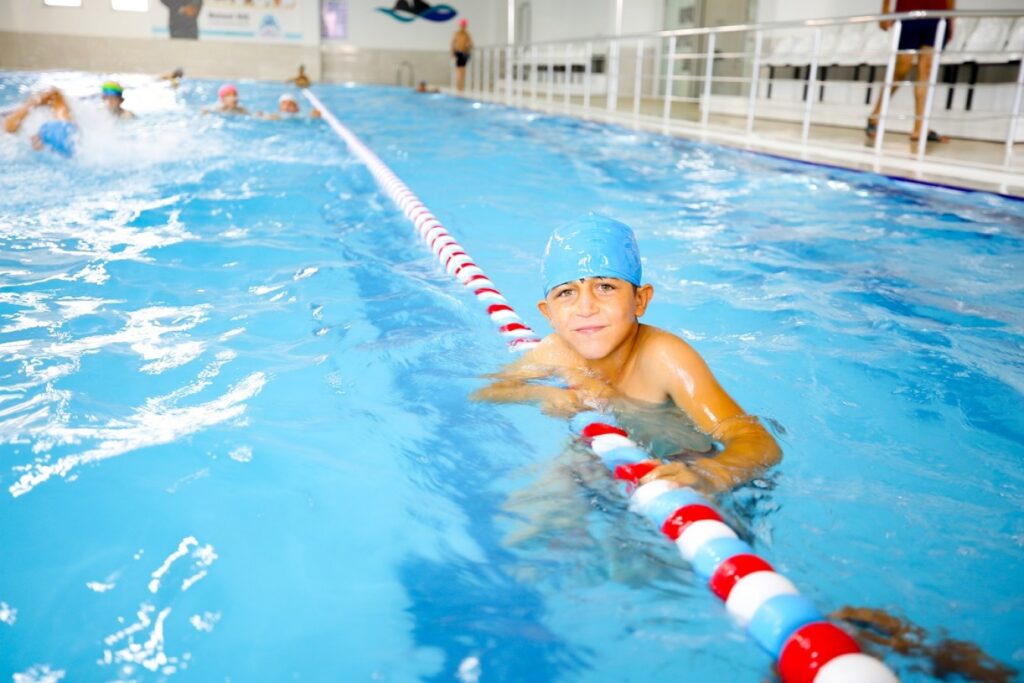 Eyyübiye’de yüzlerce genç yüzme öğrendi