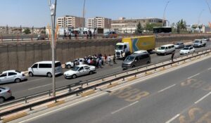 Haliliye’de kontrolden çıkan otomobil refüje çarparak durabildi