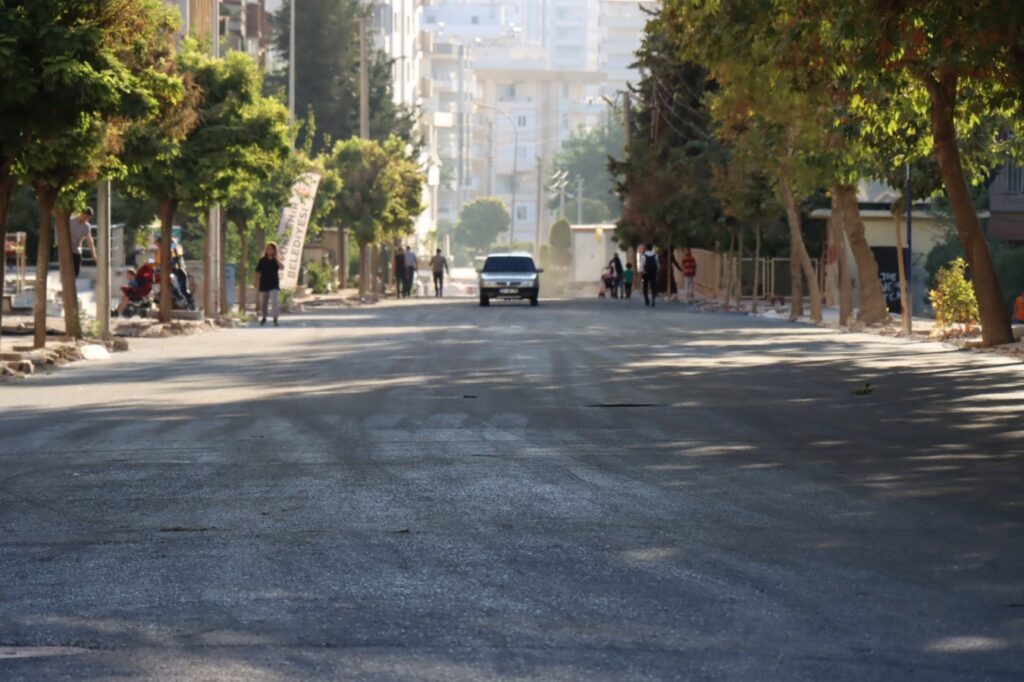 Karaköprü’de Narlık Caddesinde asfalt serim çalışmalarını tamamladı
