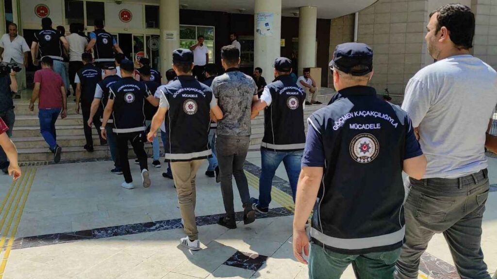 On binlerce kaçak göçmen sınır dışı edildi!