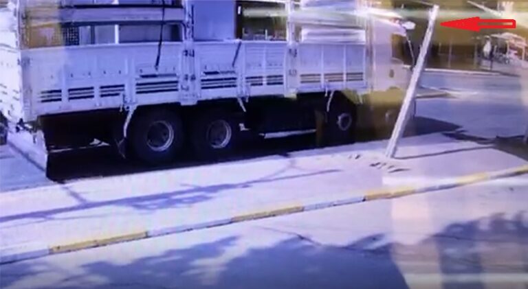 Şanlıurfa’da kamyonun durağa çarptığı an görüntülendi!