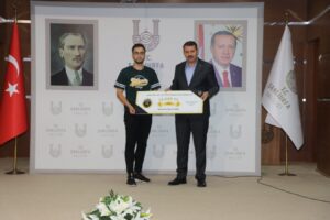 Şanlıurfa Valisi’nden başarılı 20 öğrenciye ödül!