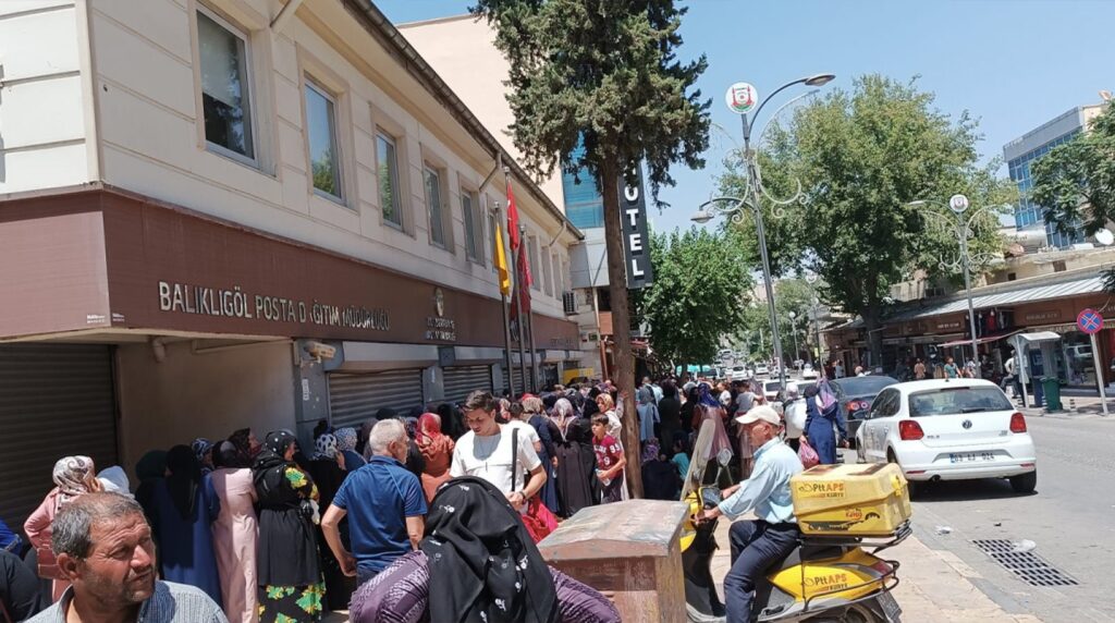 Şanlıurfa’da sıcağın altında PTT çilesi!