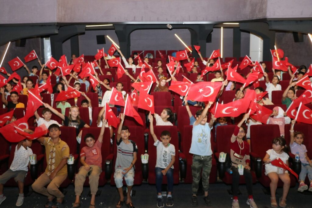 Şanlıurfalı çocuklar dijital sinemada film izledi