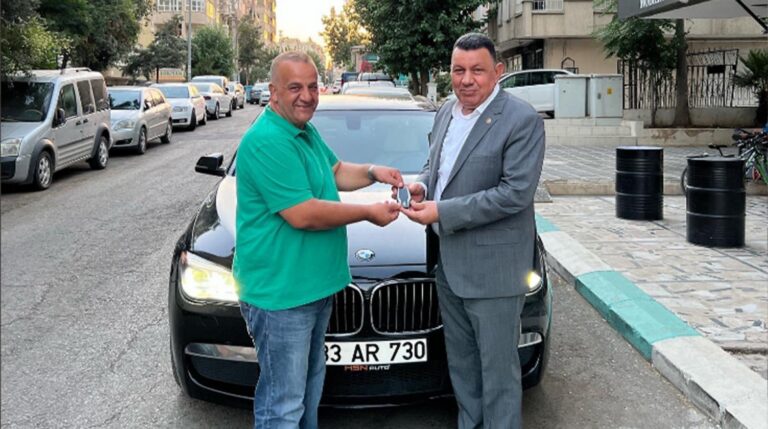 MHP Şanlıurfa Milletvekili İbrahim Özyavuz meclis üyesine araba hediye etti
