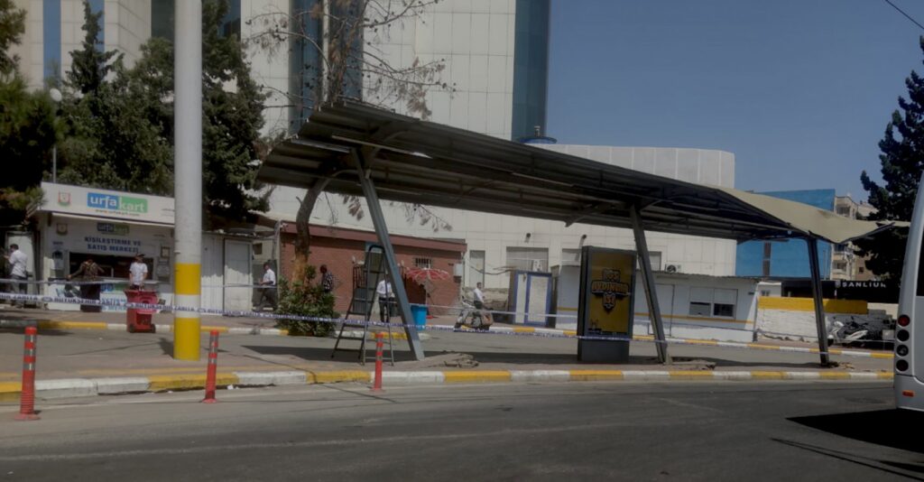 Urfa’da yolunu şaşıran kamyon toplama merkezindeki durağa çarptı!